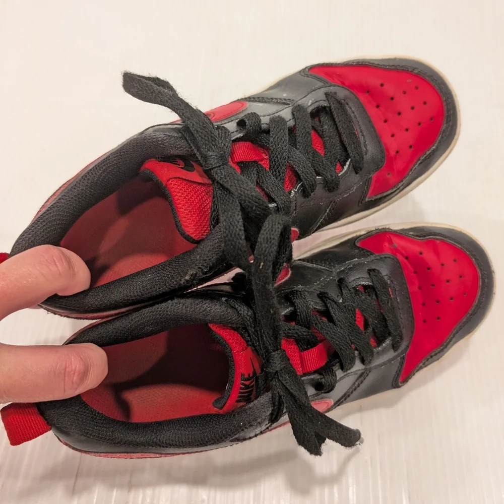 NIKE Court Borough Low 2 Black and Red Shoes Sneakers size 4.5 youth